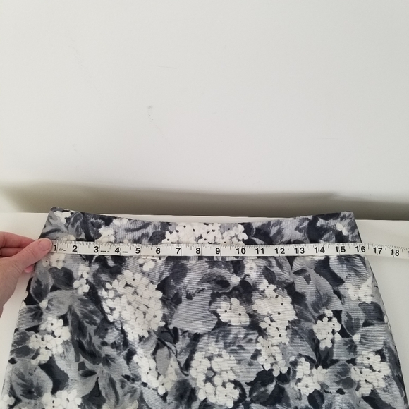 Talbots Floral Pencil Skirt Size 8 Gray White Careerwear - Picture 11 of 11